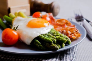 asparagus fried egg bacon tomatoes